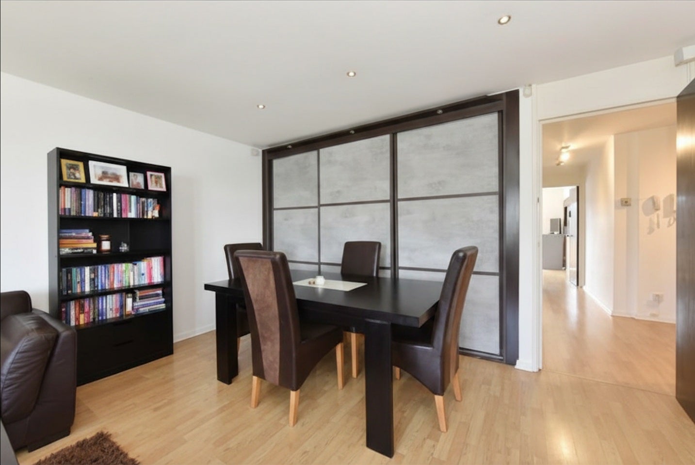 Flat Amsterdam Road in Greater London
