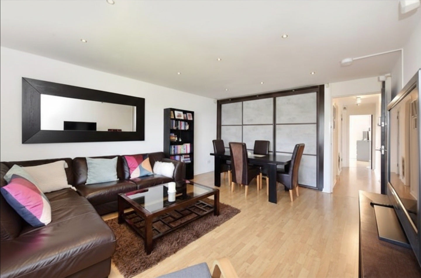 Flat Amsterdam Road in Greater London