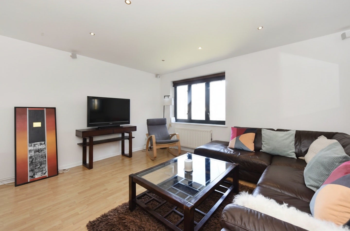 Flat Amsterdam Road in Greater London