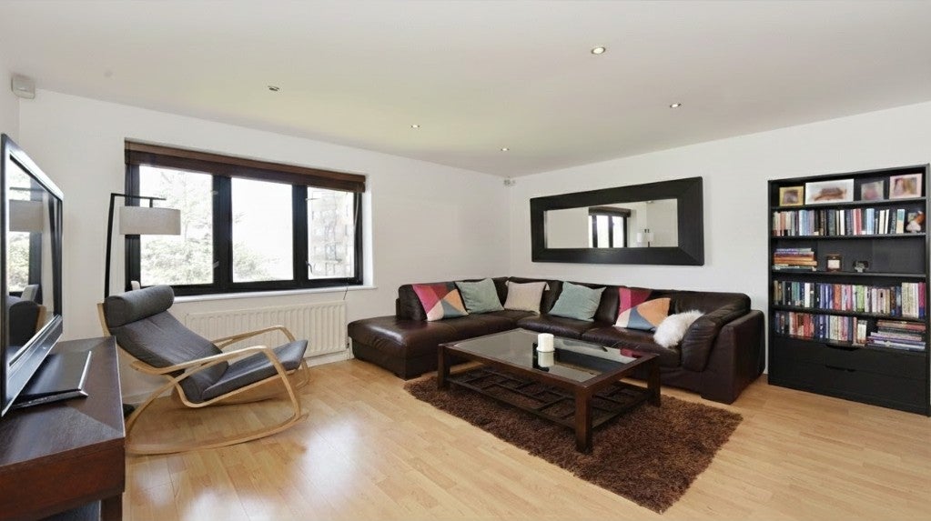 Flat Amsterdam Road in Greater London