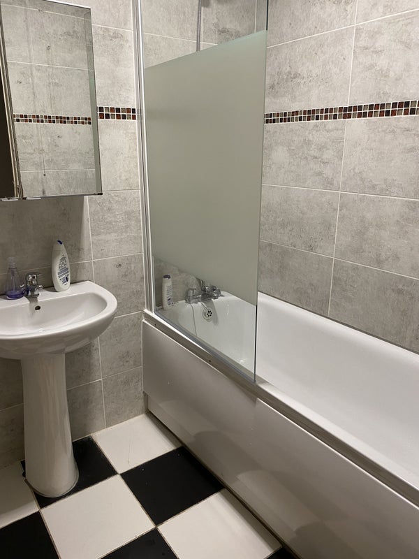Room Grant Road in Greater London