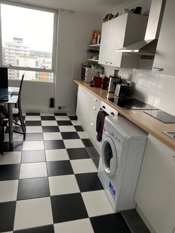 Room Grant Road in Greater London