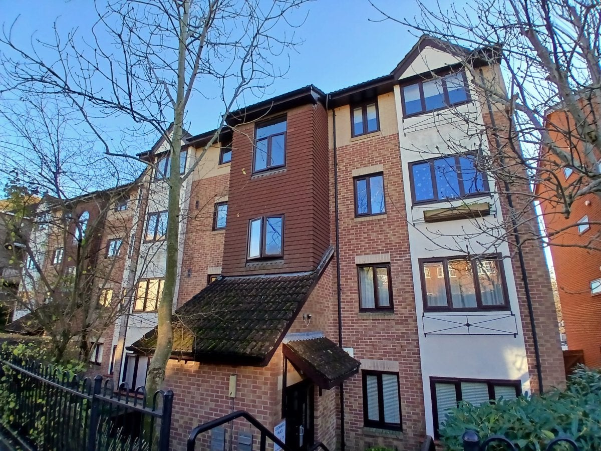 Flat Station Road in Reigate and Banstead