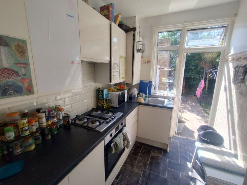 Room Drayton Road in Greater London