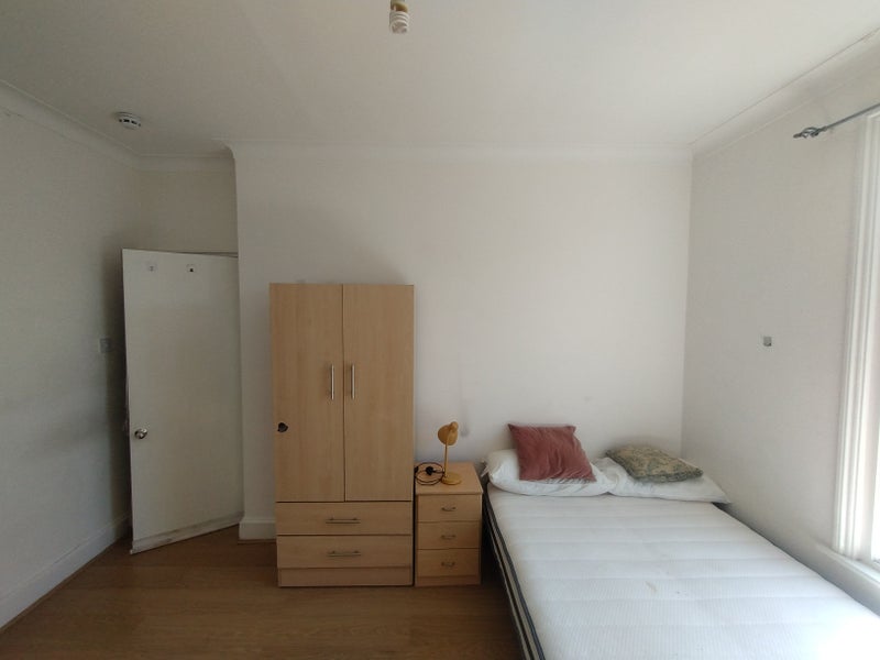 Room Drayton Road in Greater London