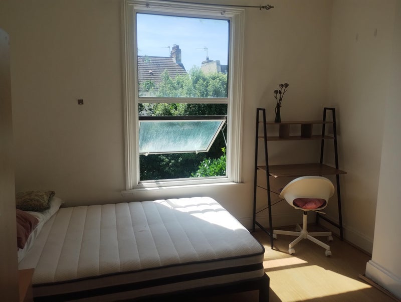 Room Drayton Road in Greater London