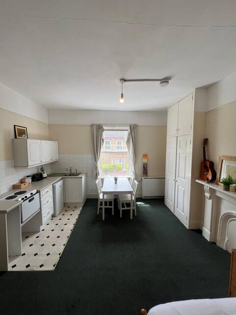 Room Tabor Grove in Greater London