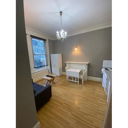 Flat Glazbury Road in Greater London