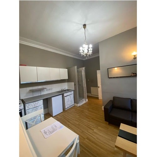 Flat Glazbury Road in Greater London