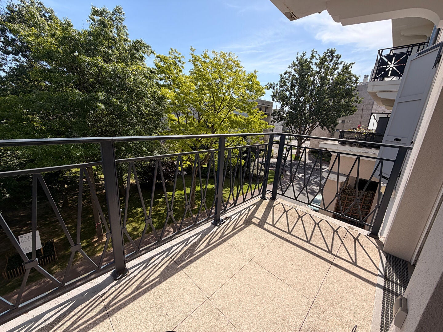 Flat Avenue Charles de Gaulle in Le Plessis-Robinson