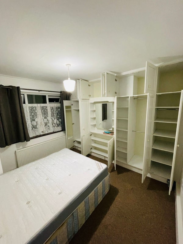 Room Tiverton Road in Greater London