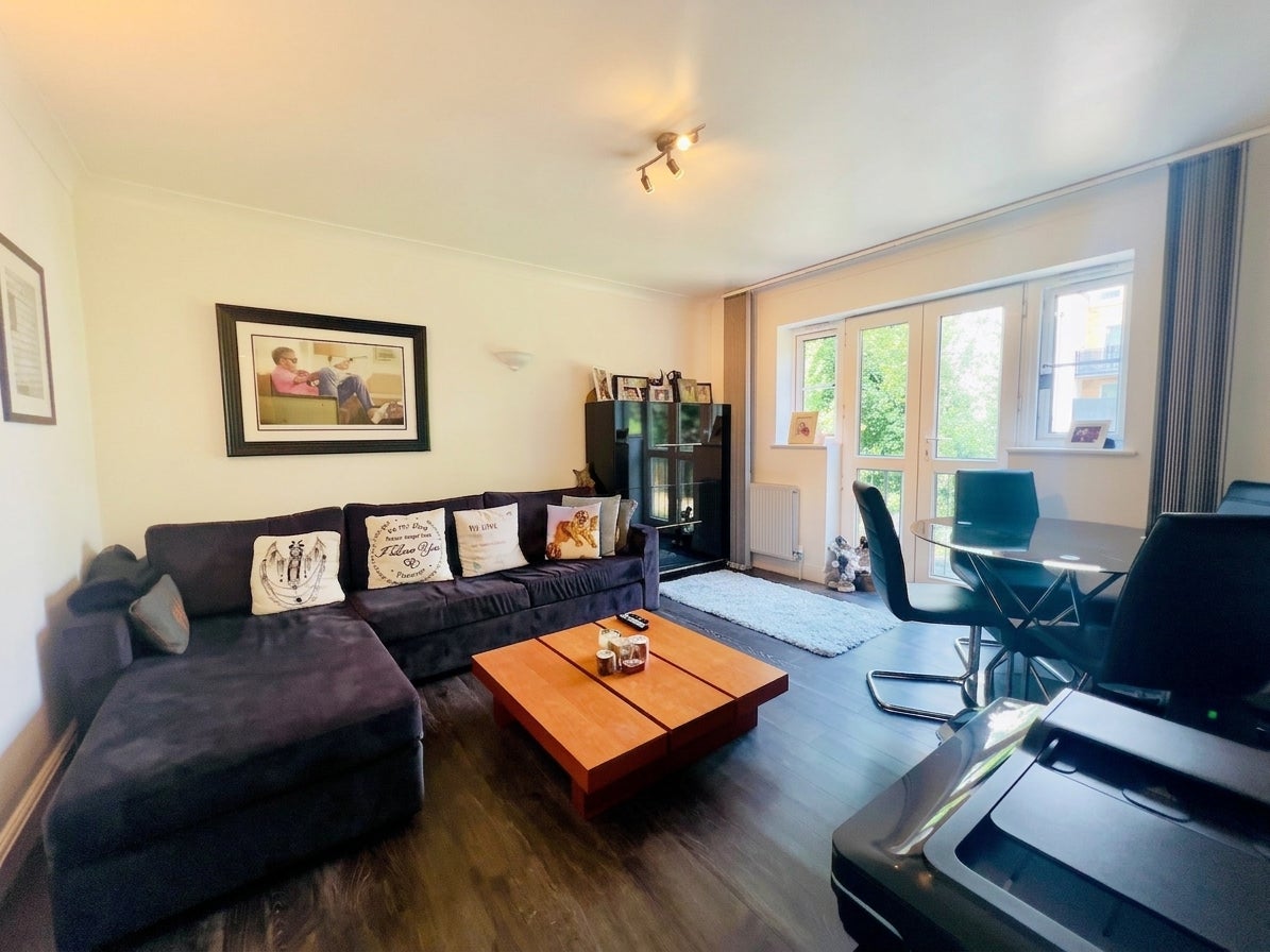 Flat Littlestone Close in Greater London