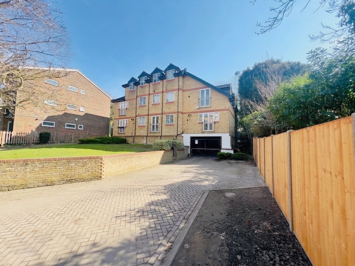 Flat Littlestone Close in Greater London