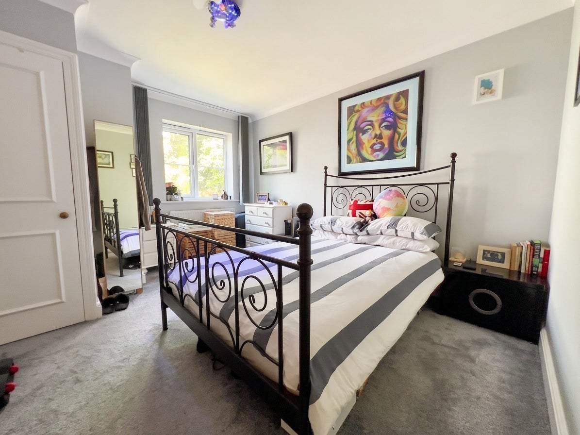 Flat Littlestone Close in Greater London