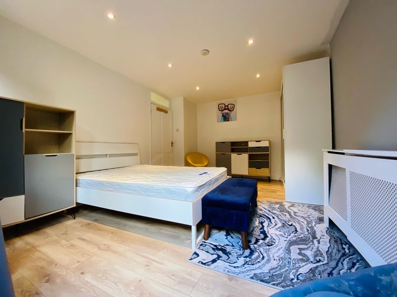 Room Heath Road in Greater London