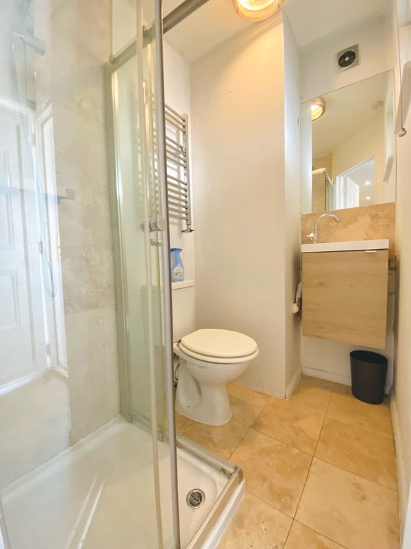 Room Heath Road in Greater London