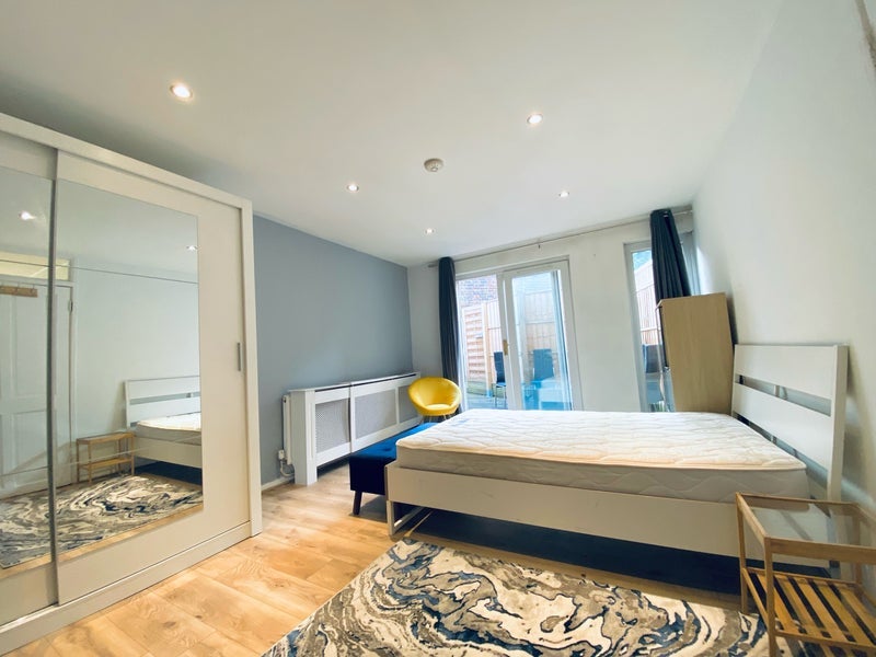 Room Heath Road in Greater London
