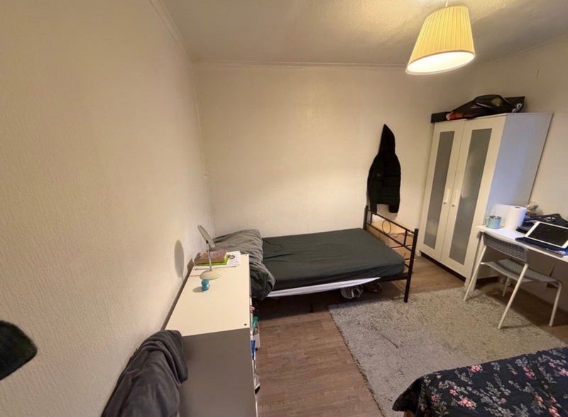 Room Saughton Road in City of Edinburgh