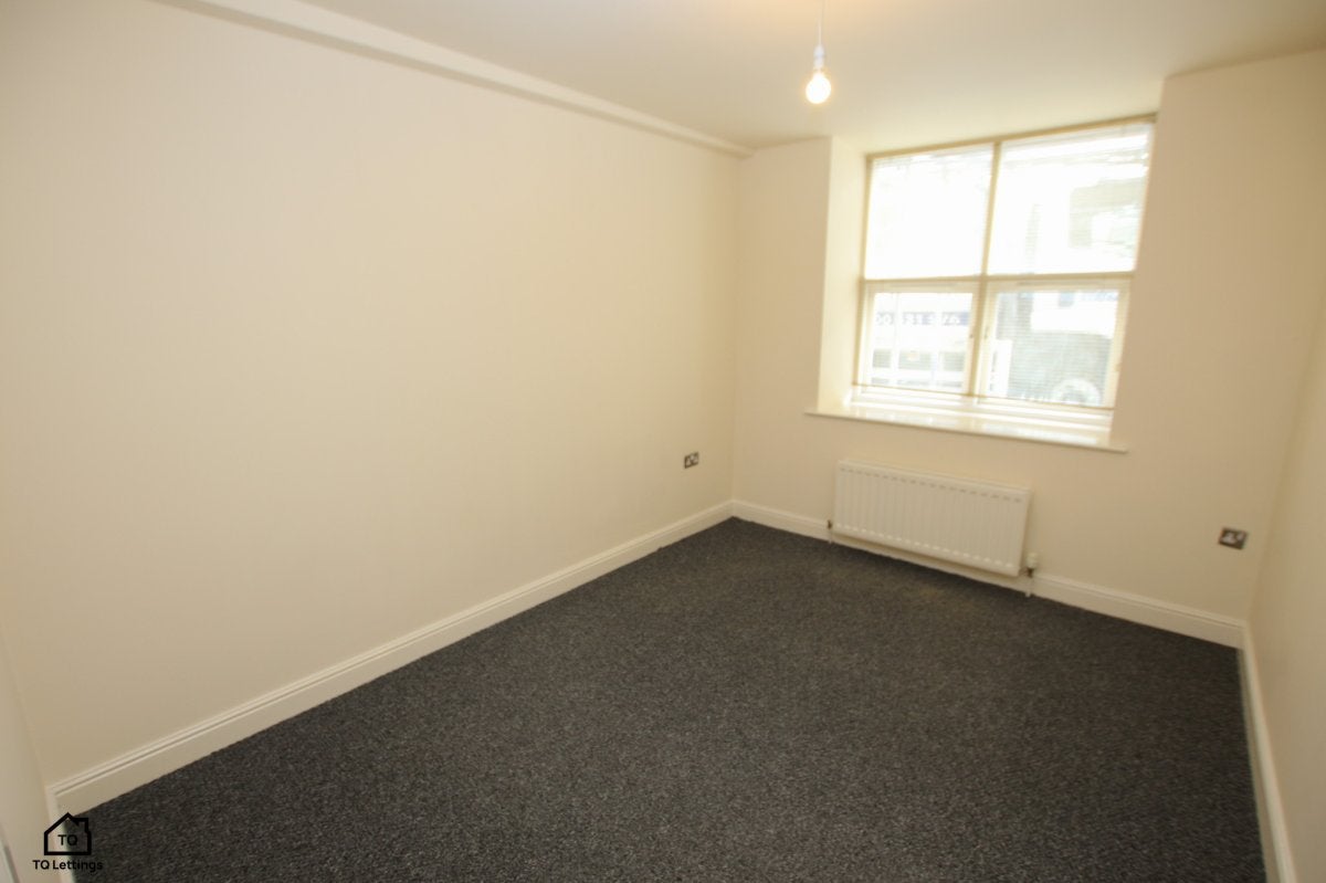 Flat Commercial Road in Kirklees
