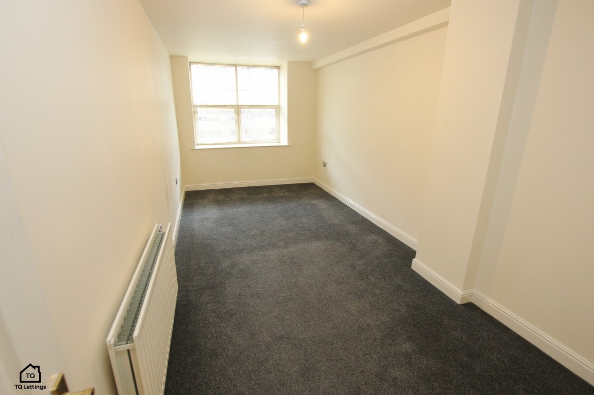 Flat Commercial Road in Kirklees