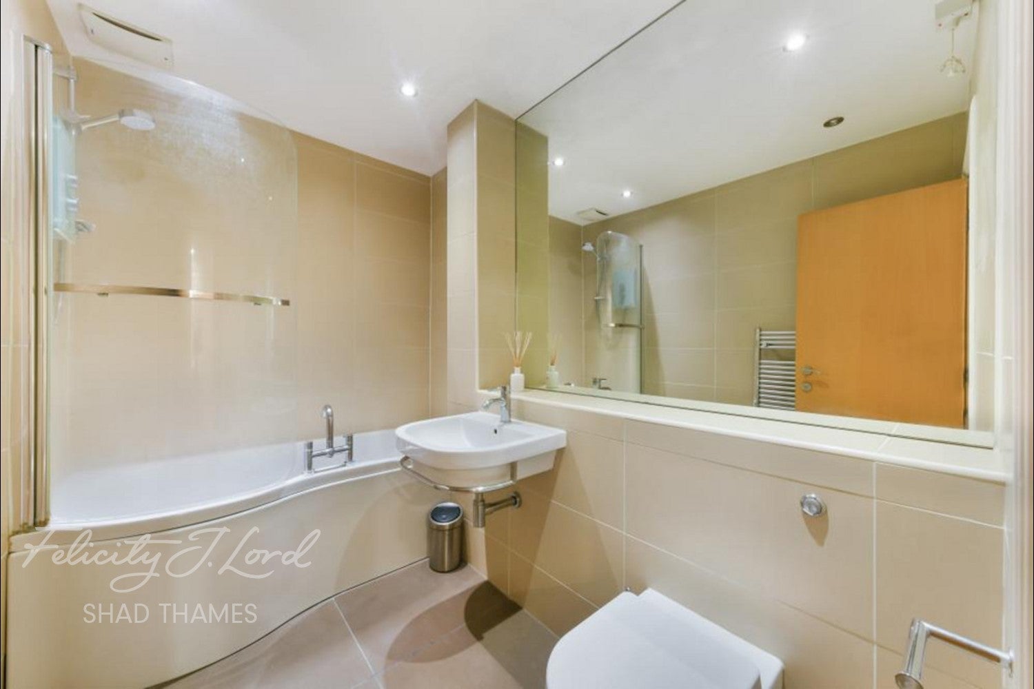 Flat Boss Street in Greater London