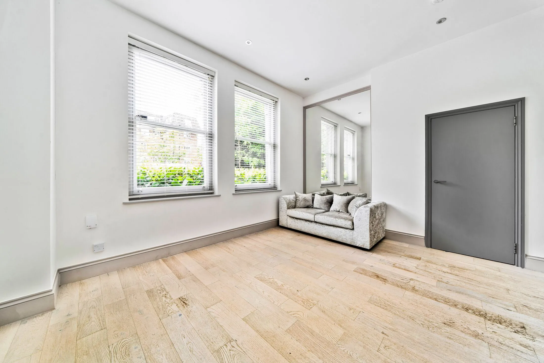 Flat Montpelier Road in Greater London