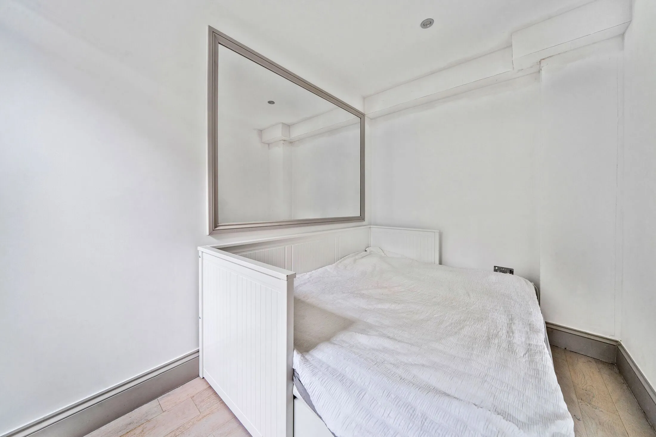 Flat Montpelier Road in Greater London