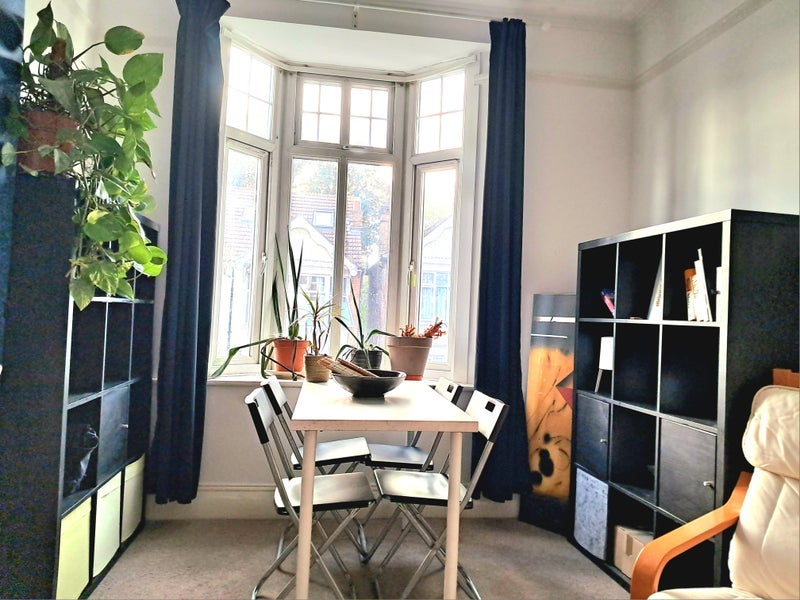 Room Fordhook Avenue in Greater London