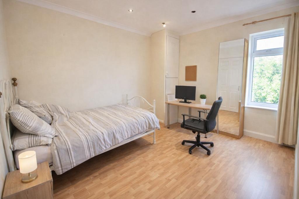 Room Brailsford Road in Manchester