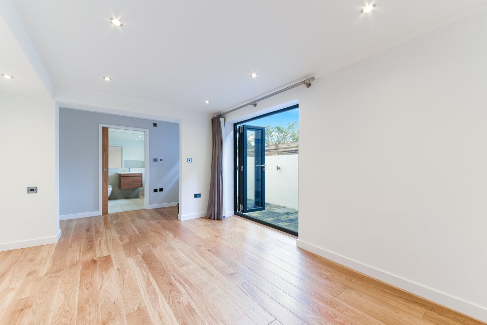 Flat Charlwood Road in Greater London