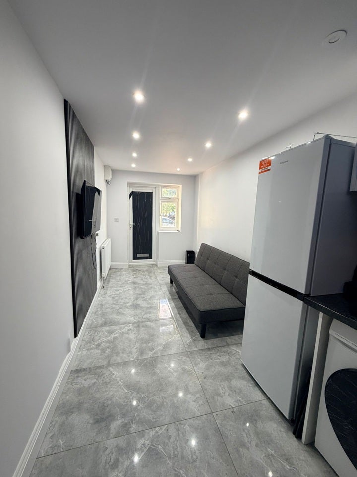 Flat Wigley Road in Greater London