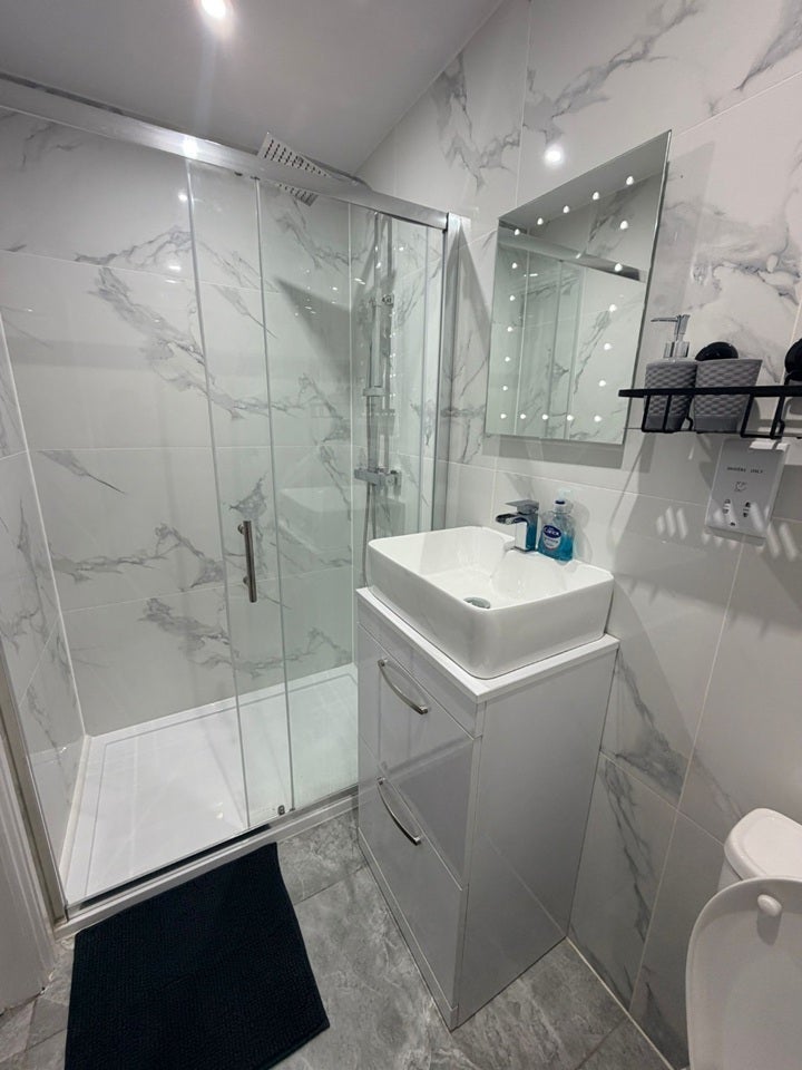 Flat Wigley Road in Greater London
