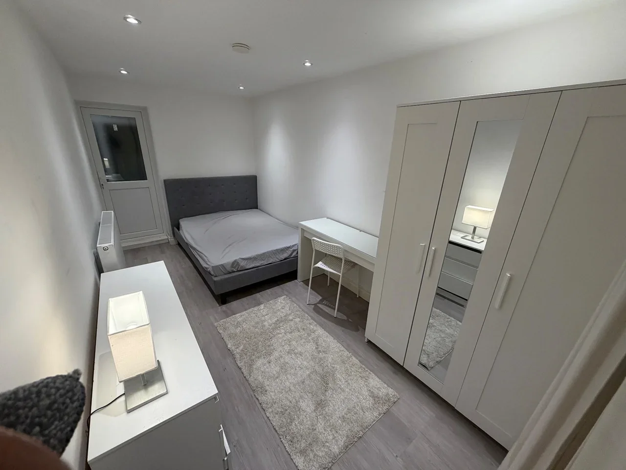 Room Sunset Road in Greater London