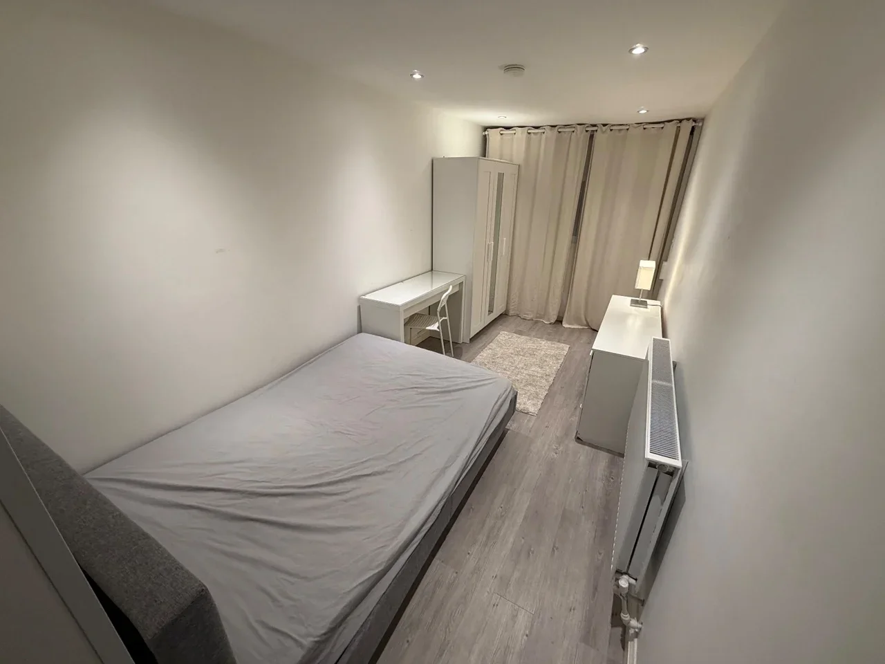 Room Sunset Road in Greater London