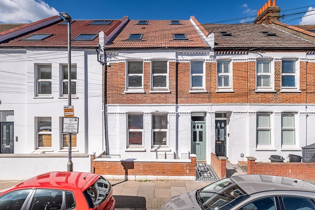 Flat Gambole Road in Greater London
