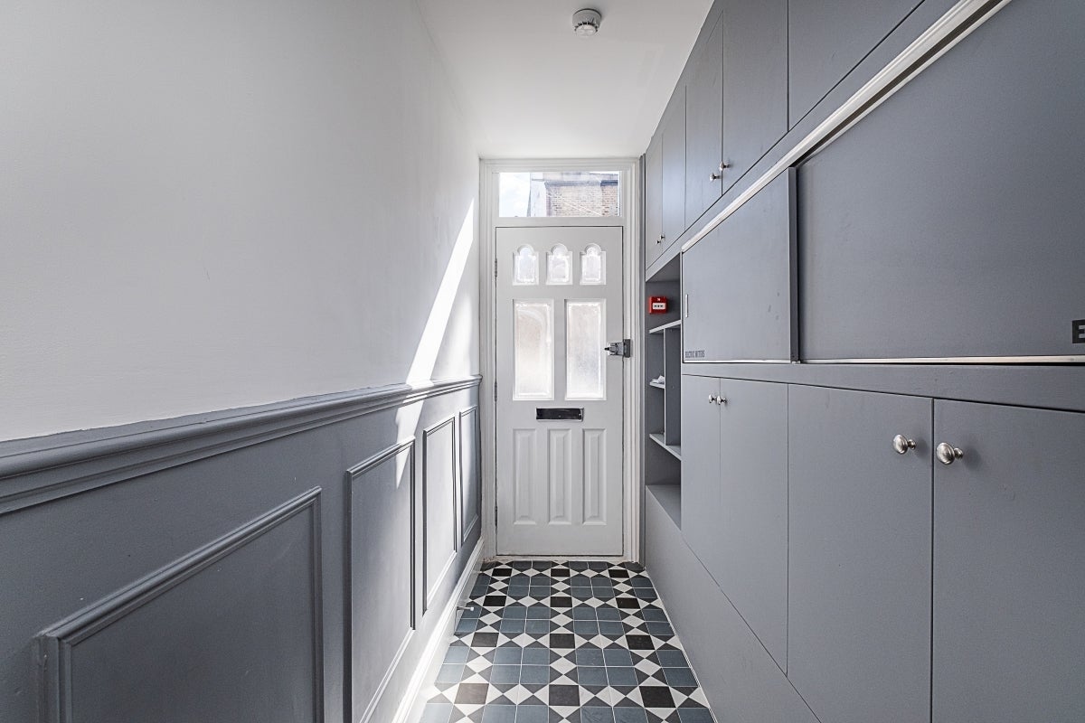 Flat Gambole Road in Greater London