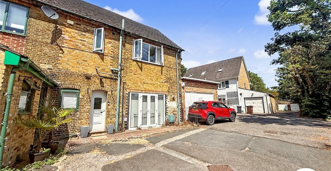 House Vicarage Road in Halling
