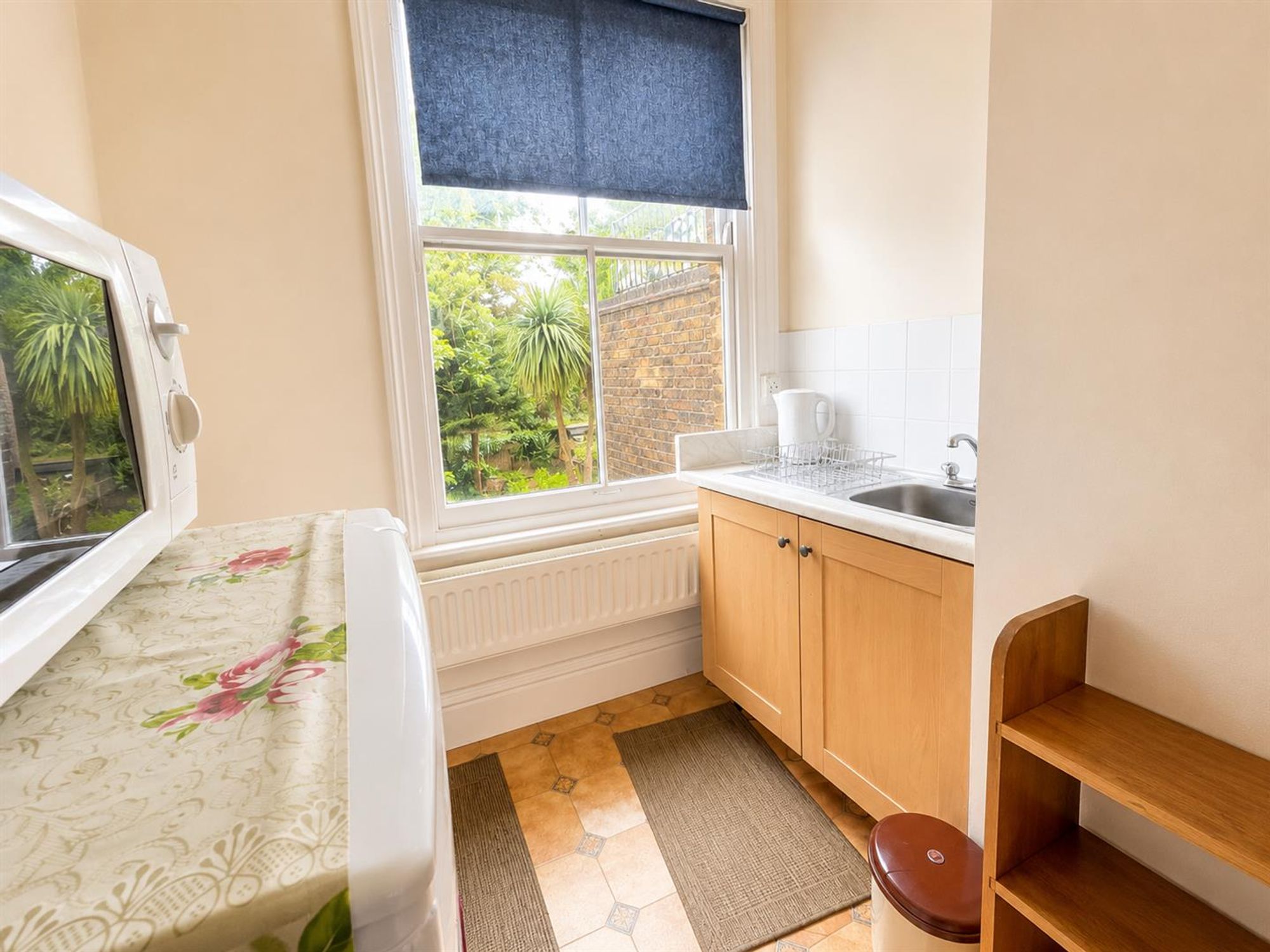 Room Trafalgar Avenue in Greater London