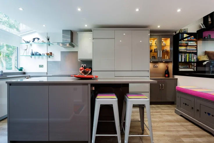 House Queensmere Road in Greater London