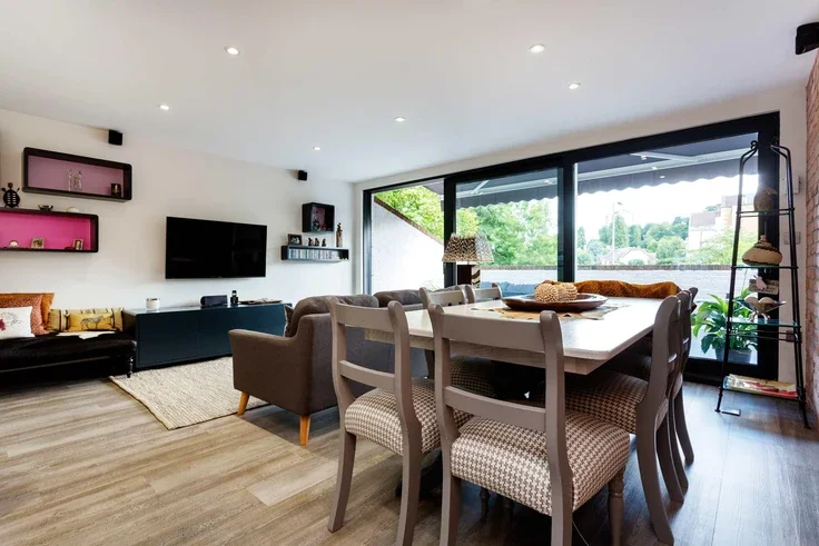 House Queensmere Road in Greater London