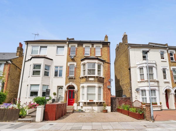 Flat Wellington Gardens in London
