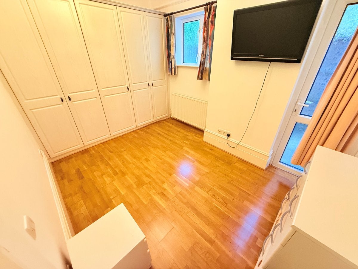 Flat Fox Lane in Greater London