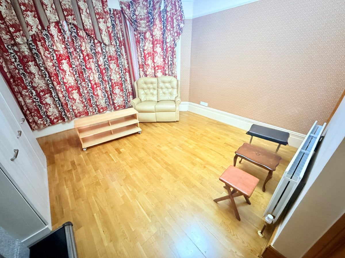 Flat Fox Lane in Greater London