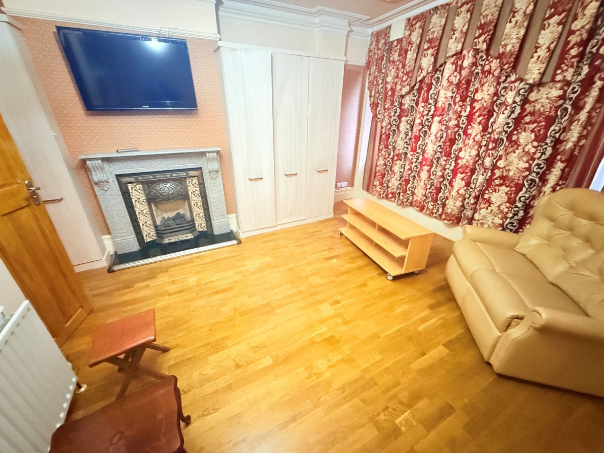 Flat Fox Lane in Greater London