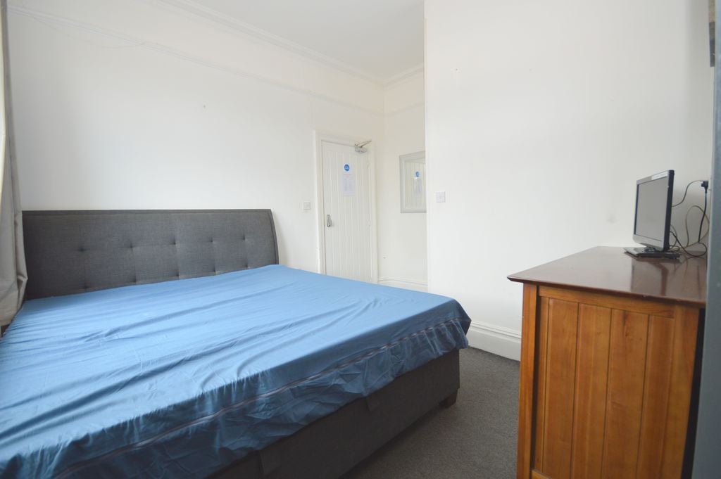 Flat Deacon Road in Widnes