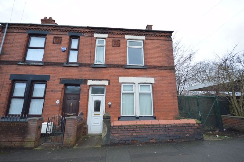 Flat Deacon Road in Widnes
