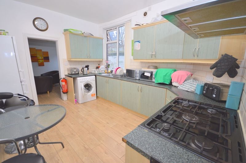 Flat Deacon Road in Widnes