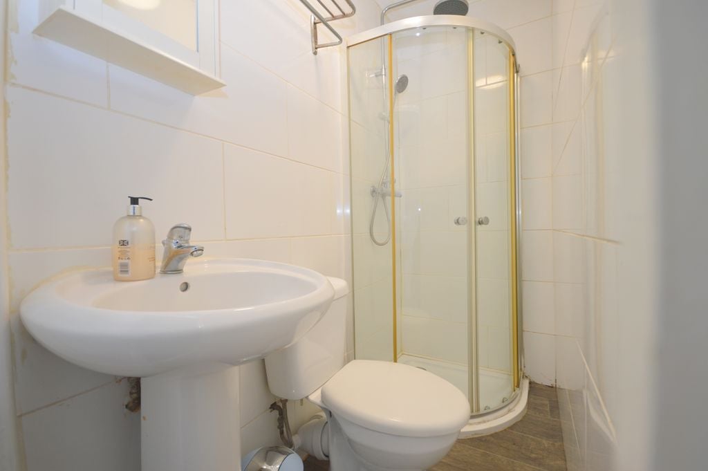 Flat Deacon Road in Widnes