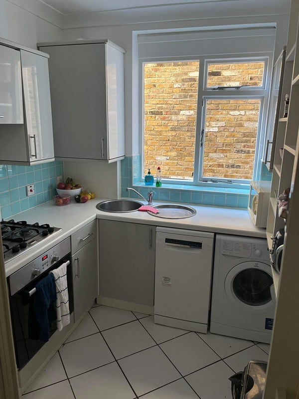 Room Broomwood Road in Greater London