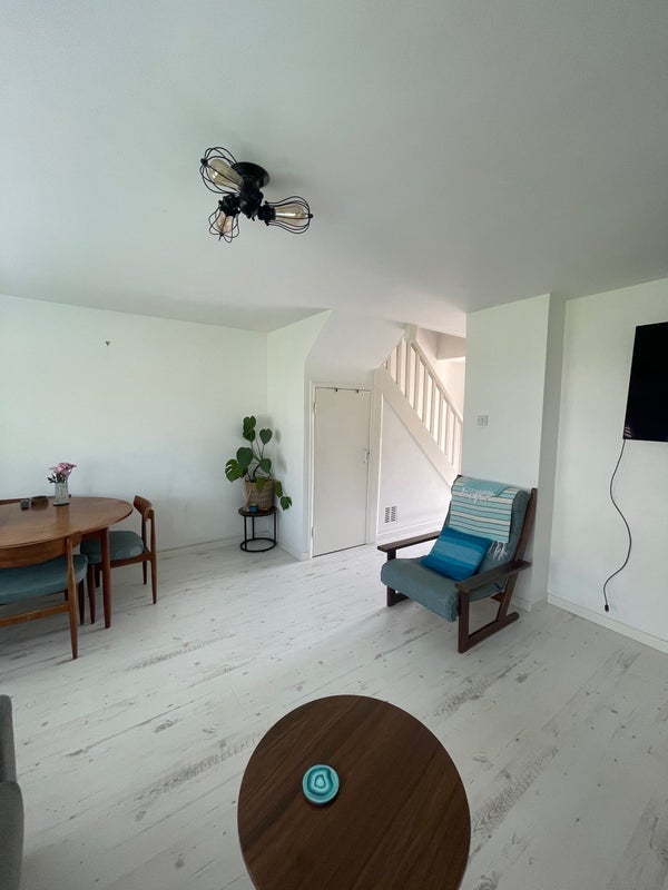 Flat Douglas Road in Greater London